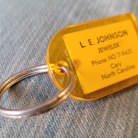 Picture Changing Keychain - Lady Changing Clothes Jewelry Store Ho Phone Cary NC - Picture 6 of 12